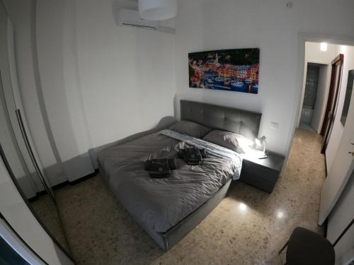 una camera da letto con un letto con due sacchi sopra di Victor House by PortofinoVacanze a Santa Margherita Ligure