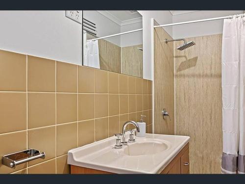 a bathroom with a sink and a mirror at Lovely House in Smithfield in Smithfield