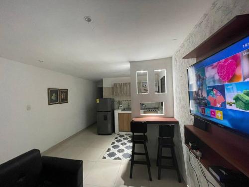 sala de estar con TV de pantalla plana grande en Vivamar Oasis Cartagena, en Cartagena de Indias