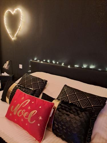 um quarto com uma cama com um coração na parede em LOVER'S ROOM OR em Verton