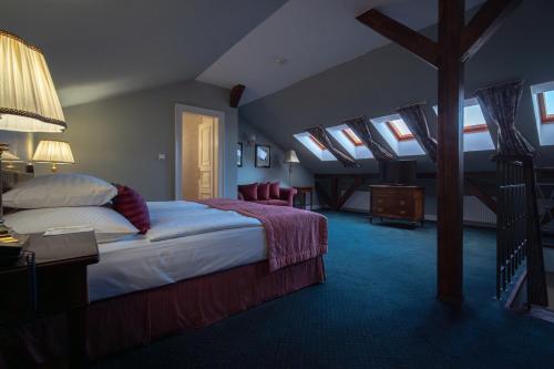 布拉格的住宿－自由酒店，一间卧室配有一张床,另一间房间设有天窗