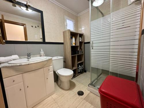 ein Badezimmer mit Dusche, Toilette und Waschbecken in der Unterkunft Homely Apartments Vitoria in Torrevieja
