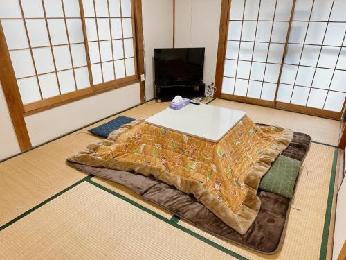 uma cama sentada no chão num quarto em Tokyo Kamakura House em Tóquio