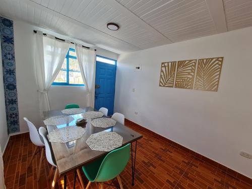 a dining room with a table and chairs at Casa Selah - Una pausa entre café y montañas in Salento