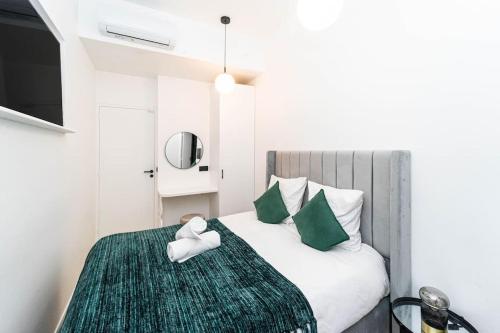 une chambre avec un lit avec un ours en peluche dessus dans l'établissement Notre-Dame, à Paris