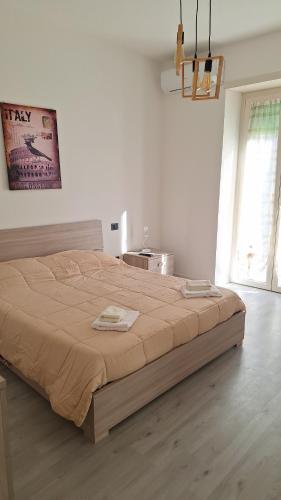 une chambre avec un grand lit dans une pièce dans l'établissement Marcella va a Civita, à Bagnoregio