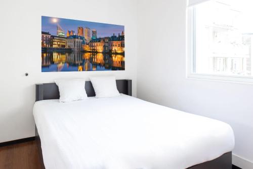 ein Schlafzimmer mit einem Bett und einem Wandgemälde in der Unterkunft easyHotel The Hague City Centre in Den Haag