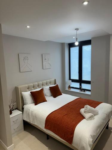 Un dormitorio con una cama grande y una ventana en Richardson Deluxe Apartments (2-Bed), en Londres