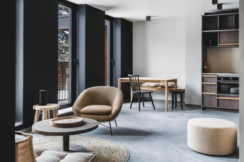 un salon avec des chaises et une table dans l'établissement Les Chalets du Grand Hôtel, à Saint-Chaffrey