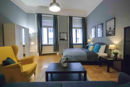 um quarto com uma cama, um sofá e uma mesa em R171 Elitehost Ráday Apartment em Budapeste