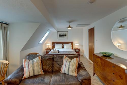 Un dormitorio con una cama con un sofá de cuero. en Spires View, en Oxford