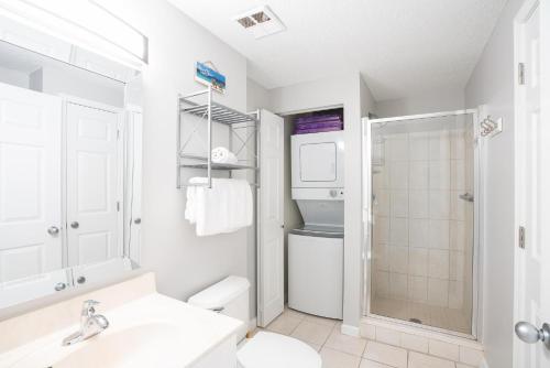 uma casa de banho branca com um WC e um chuveiro em Majestic Sun A809 em Destin