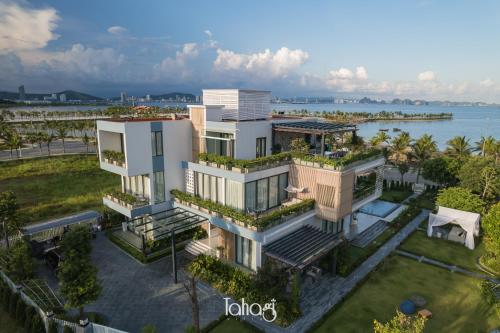 una toma aérea de una casa con vistas al agua en Tahagi Villa Tuan Chau Ha Long en Ha Long