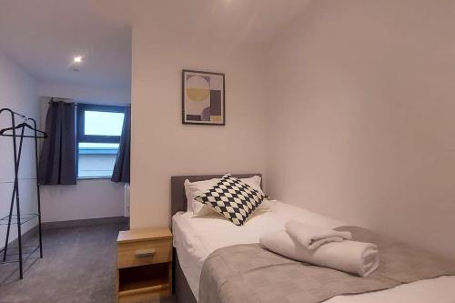 sypialnia z 2 łóżkami i oknem w obiekcie 301 Grosvenor House-City Centre w mieście Wakefield