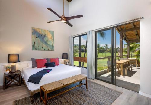1 dormitorio con 1 cama y ventilador de techo en CheCaHale: Gorgeous Top Floor Corner With AC en Kailua-Kona