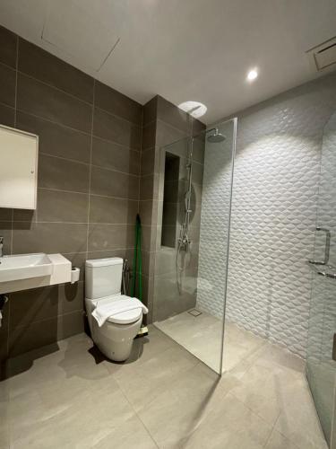 Quill Residence KL by Bamboo Hospitality في كوالالمبور: حمام مع دش ومرحاض ومغسلة