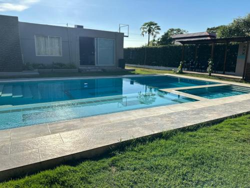 - une piscine dans une cour à côté d'une maison dans l'établissement Elegante casa campestre con Piscina, à Valledupar