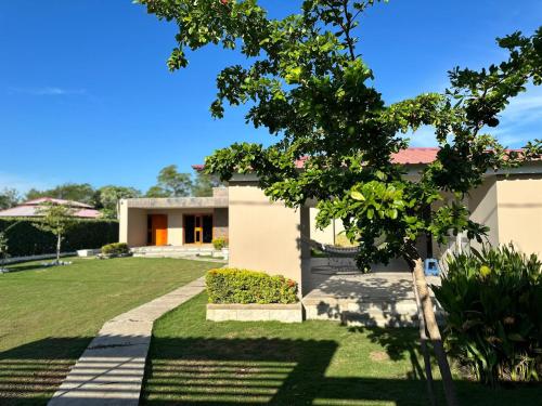 - une vue sur une maison avec une cour dans l'établissement Elegante casa campestre con Piscina, à Valledupar