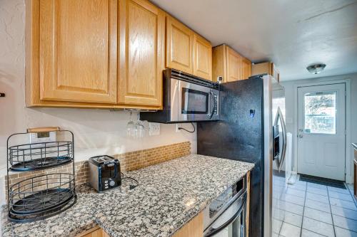 Η κουζίνα ή μικρή κουζίνα στο 2 Mi to Dtwn Grand Junction Home with Hot Tub