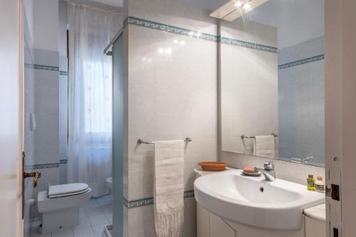 ein Bad mit einem Waschbecken, einem WC und einer Dusche in der Unterkunft Casa Gilda in Sesto Fiorentino