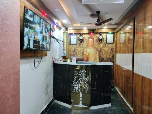 eine Bar in einem Restaurant mit einem Gemälde an der Wand in der Unterkunft Hotel sweta villa & banquet hall in Bankipur