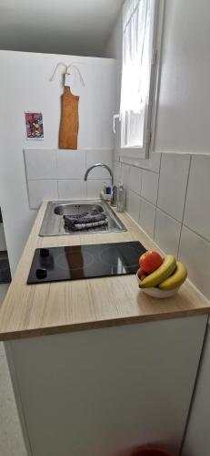 - une cuisine avec un comptoir avec un évier et des bananes dans l'établissement Studio dans la Villa les Cigales, à Lézignan-Corbières