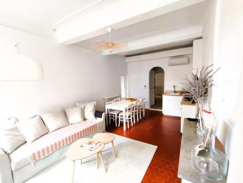 un salon avec un canapé blanc et une table dans l'établissement Appartement climatisé parking gratuit surveillé, à Avignon