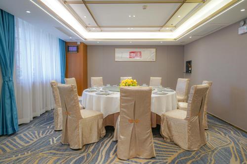 a conference room with a round table and chairs at Guangdong Baiyun City Hotel in Guangzhou