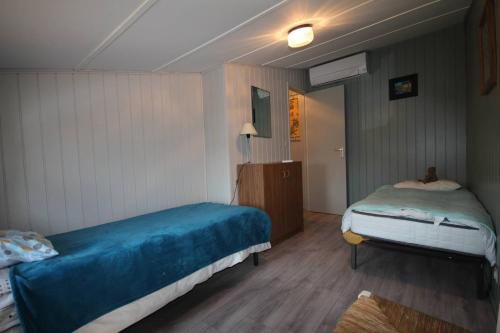 une chambre avec un lit et une commode dans l'établissement Belle villa de vacances, residence TAMARIS, wifi, 2 chambres climatisées, 4 à 6 couchages - PORTIRAGNES PLAGE LRTAMA45, à Portiragnes