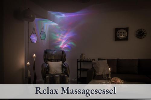 uma sala de estar com um sofá, cadeiras e lasers em RelaxApartment 15 Massagesessel SmartTV Küche em Biberach an der Riss