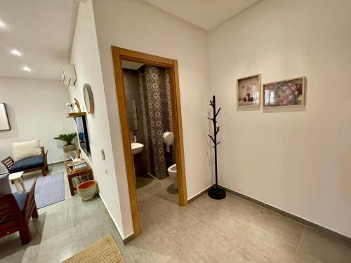 een woonkamer met een toilet en een hal bij Au Cœur Des Sables D’or - Harhoura in Temara