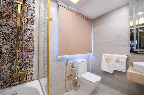 Salle de bains dans l'établissement Arabella Premium Residence - New Cairo