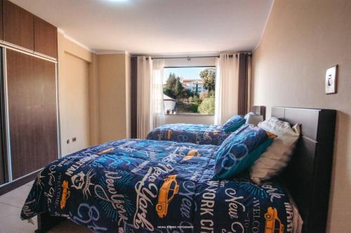 a bedroom with two beds and a window at Cómodo y amplio departamento con vistas inmejorables in Sucre