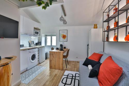 un salon avec un canapé et une cuisine dans l'établissement Studio X O #Hyper-centre #Netflix, à Cognac