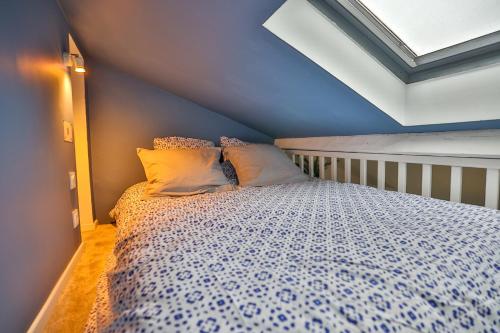 une chambre avec un lit avec un plafond bleu dans l'établissement Studio X O #Hyper-centre #Netflix, à Cognac