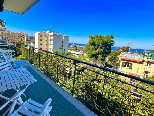 d'un balcon avec des chaises et une vue sur la ville. dans l'établissement Bright 3 Bedrooms Apartment with Seaview Balcony, à Sorrente