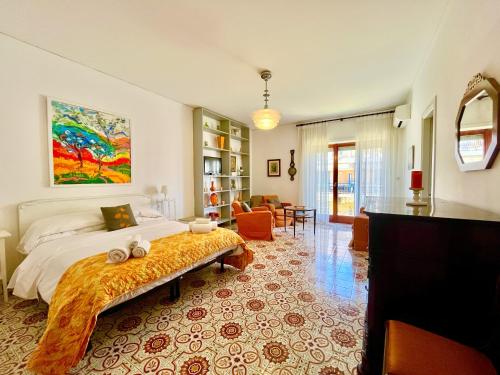 een slaapkamer met een bed en een woonkamer bij Bright 3 Bedrooms Apartment with Seaview Balcony in Sorrento