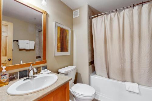 ein Bad mit einem Waschbecken, einem WC und einer Dusche in der Unterkunft Passage Point 506 in Copper Mountain