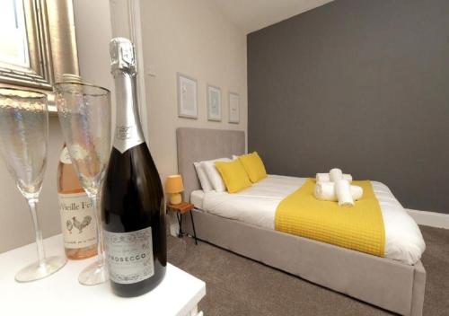 een kamer met een fles champagne en een bed bij North Bay Cabin 1 Bedroom Apartment Near The Beach in Scarborough