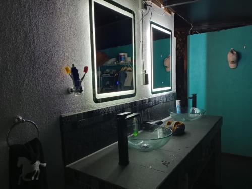 La salle de bains est pourvue de 2 lavabos et d'un miroir. dans l'établissement La Casita P.Z., à Palmares
