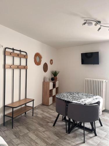 une salle à manger avec une table et une chaise dans l'établissement La Meilleraye 2 Chambres privées indépendantes à 5min du Puy du Fou, aux Épesses