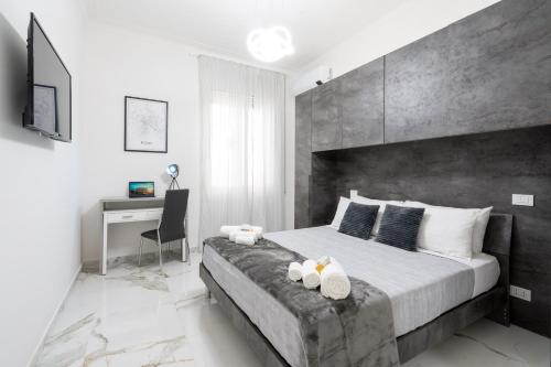 a bedroom with a large bed and a desk at [8 Minutes from the Centre] A/C -Wi-Fi and Netflix in Rome