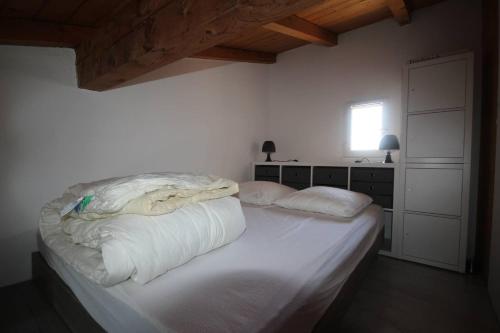 une chambre avec un lit avec des draps blancs et une fenêtre dans l'établissement Maison de vacances climatisée séjour, résidence securisee LES SABLES, terrasse Sud dégagée arborée 4 couchages PORTIRAGNES PLAGE LRSAB11, à Portiragnes
