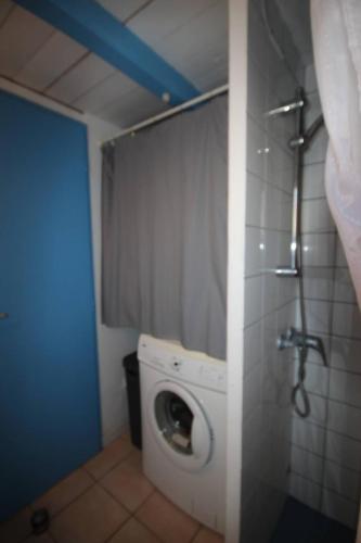 La salle de bains est pourvue d'un lave-linge et d'une douche. dans l'établissement Maison de vacances climatisée séjour, résidence securisee LES SABLES, terrasse Sud dégagée arborée 4 couchages PORTIRAGNES PLAGE LRSAB11, à Portiragnes