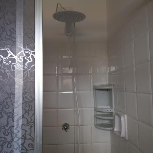 baño con ducha y dispensador de jabón en Apartamento inteiro n.24, en Porto Seguro