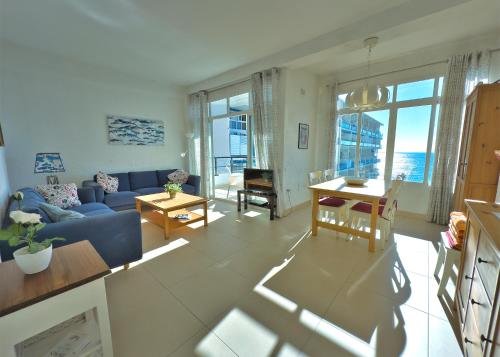 Posedenie v ubytovaní SKOL 933 Fantastic two bedrooms on the 9th floor with amazing sea views