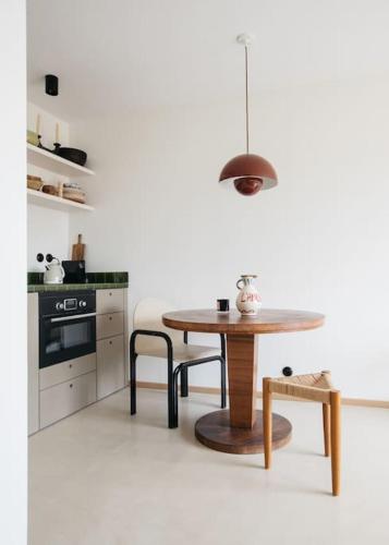 una cucina con tavolo in legno, tavolo e tavolo di Design One bedroom with balcony a Bidart