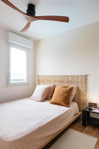 una camera con letto e ventilatore a soffitto di Design One bedroom with balcony a Bidart