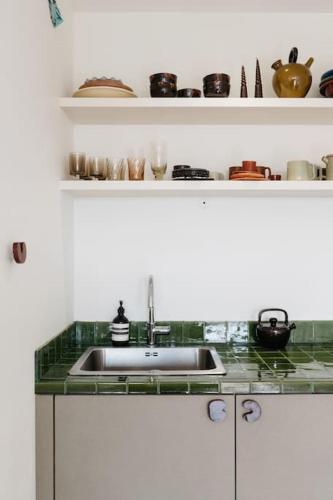 une cuisine avec un évier et un plan de travail dans l'établissement Design One bedroom with balcony, à Bidart