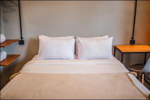 Кровать или кровати в номере Canggu Apartments: Studio+Kitchen / Batu Bolong-A1